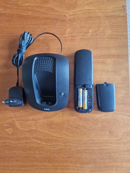 Telefone fixo "AEG Neo 100", com pilhas recarregáveis novas.
