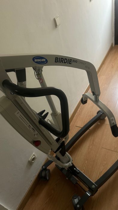 Grua de Transferência Elétrica Invacare Birdie EVO Compact (150kg) + Arnês - Como Nova