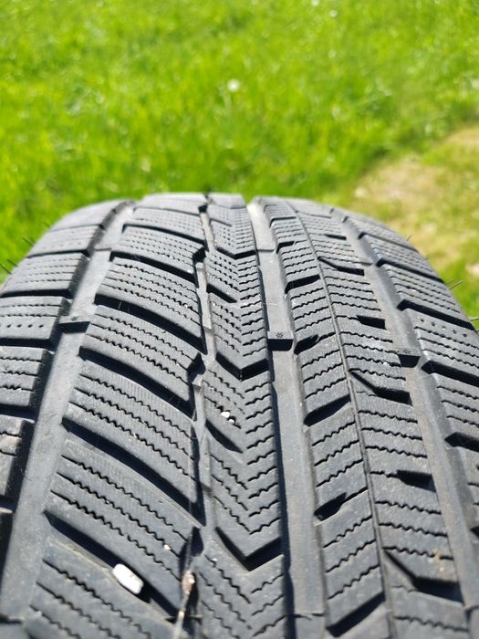 Opony zimowe   235/50/R19