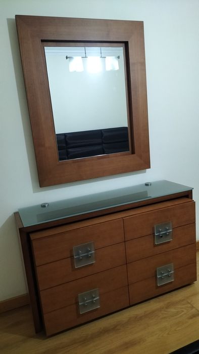 Quarto em cerejeira com cama estofada