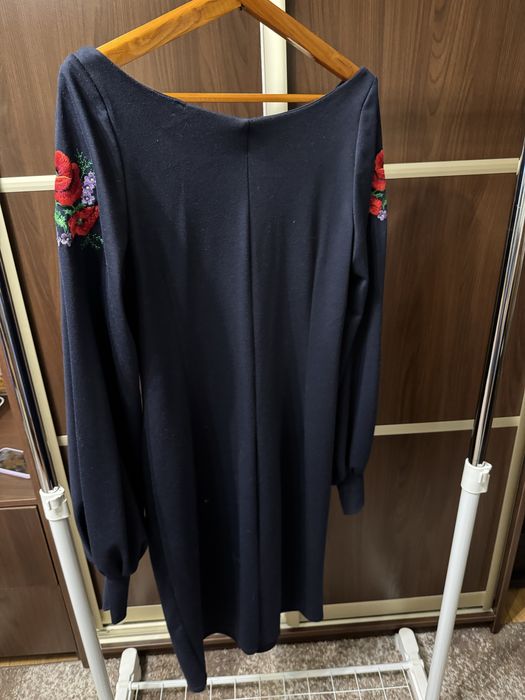 Жіноче вишите плаття