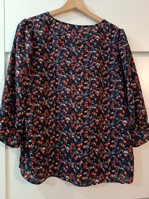Bluzka granatowa w kwiaty rękaw 3/4