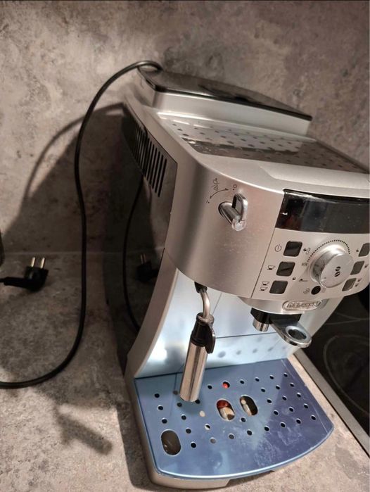 Кофемашина Delongi magnifica s