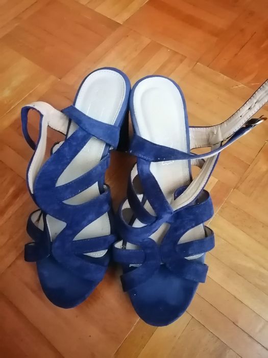 Sapatos de tacão alto