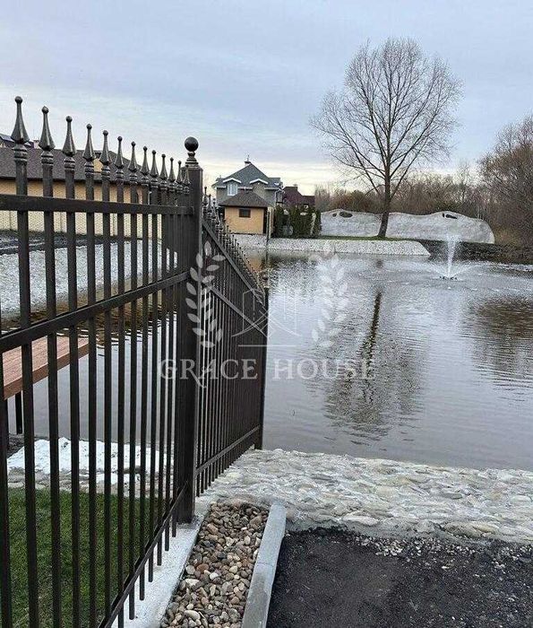Новий котедж на БЕРЕЗІ ОЗЕРА з РЕМОНТОМ, з охороною у КМ. с. Романків
