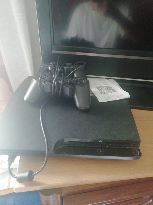 Ps3 em bom estado junto com dois comandos e dois jogos