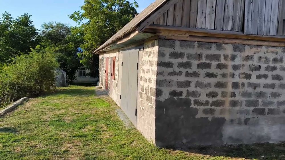 Продам будинок в с.Івківці + 1,85га горіхового саду