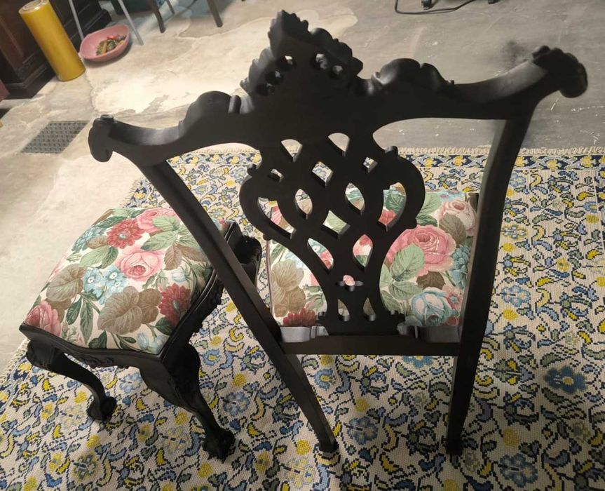 Cadeira elegante e banco de estilo clássico com padrão floral