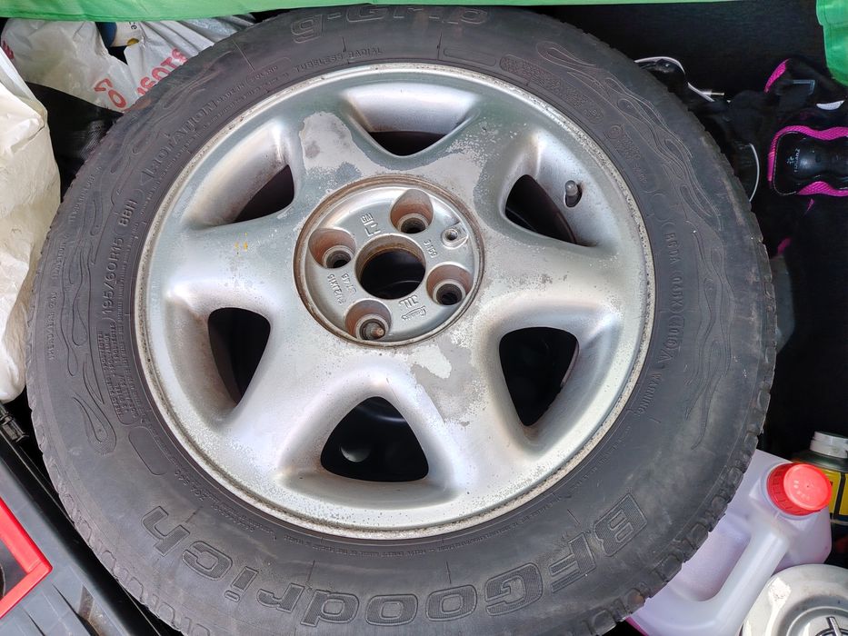 Velocímetro  universal  novo e 4 pneus 195/60/15.