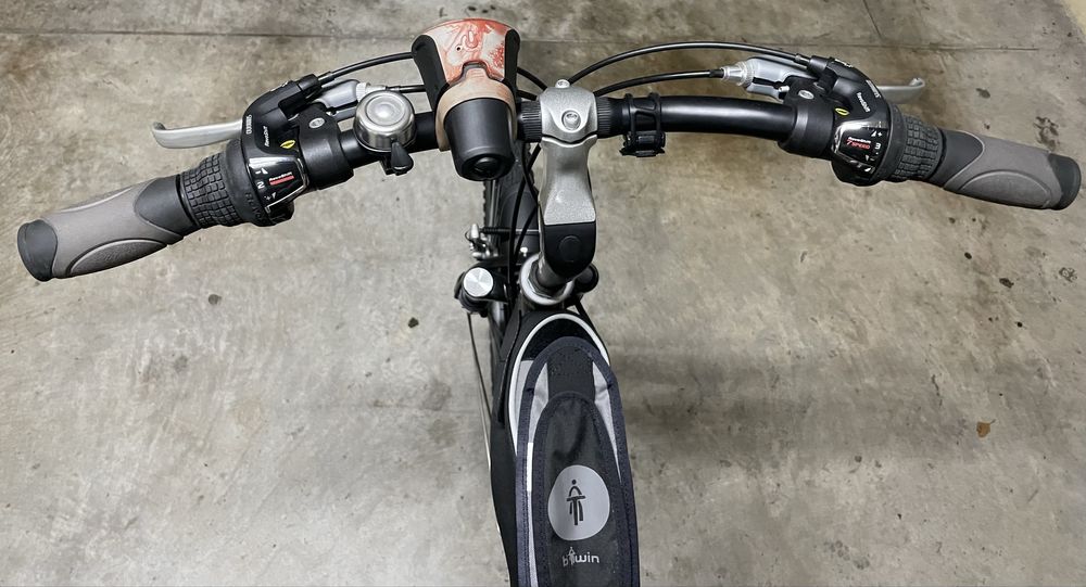 Bicicleta Senhora B-TWIN com vários acessorios
