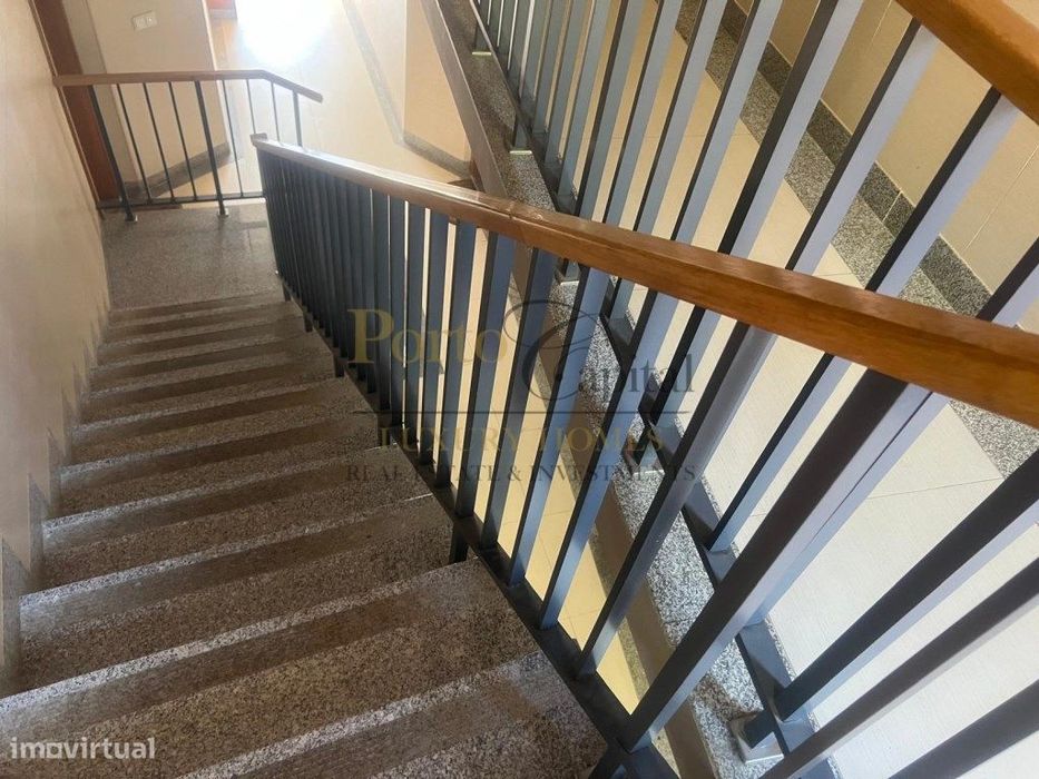 T2 Com Terraço Privativo | Luz, Conforto E Excelente Localização