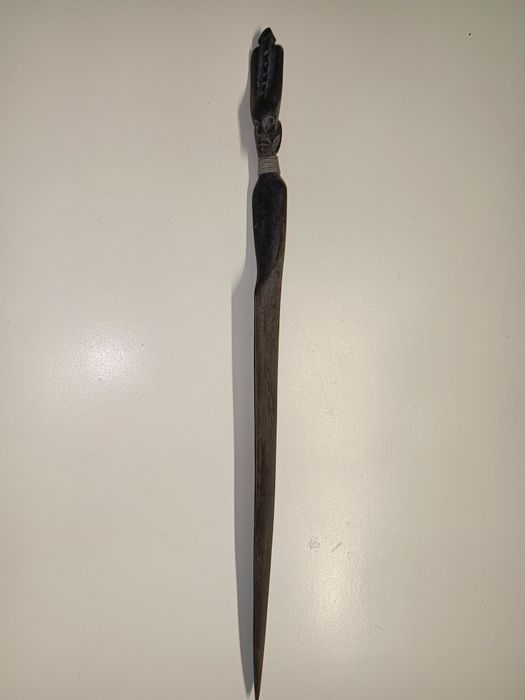 Utensílio para abrir cartas em pau preto. Arte artesanal africana. Nun