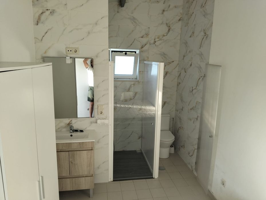 Arrendo quarto, com WC (suite), mobilado.