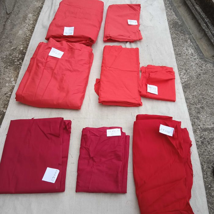 Ткань х/б красного цвета.