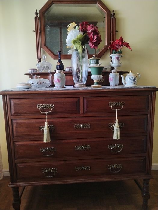 Móvel de quarto fazendo conjunto com o espelho, em bom estado