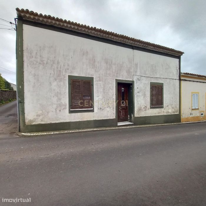 Oportunidade com Potencial – Moradia com Quintal e Estacionamento