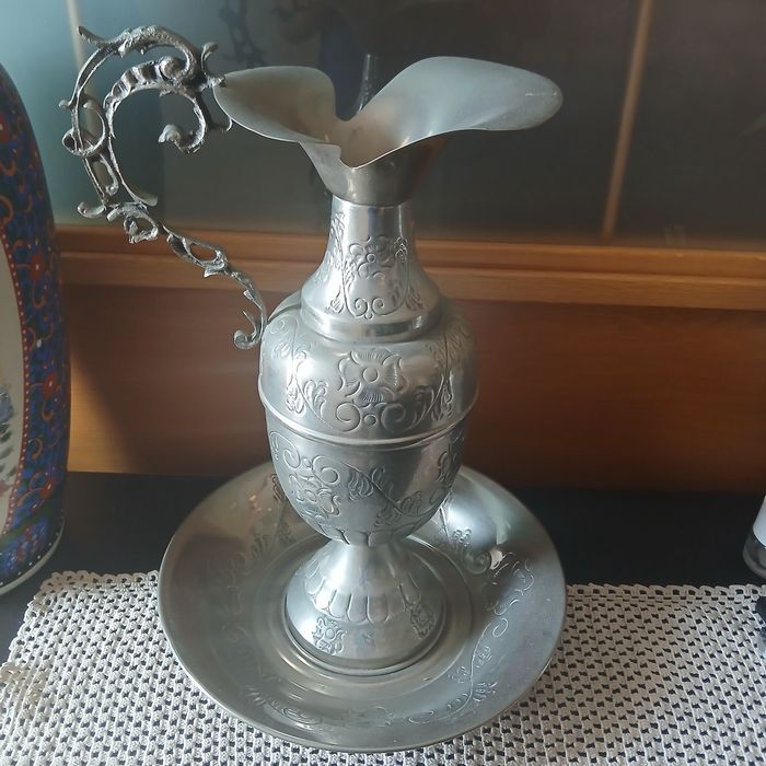 Jarro trabalhado com prato