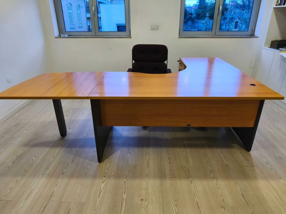 Mesa secretária com cadeira