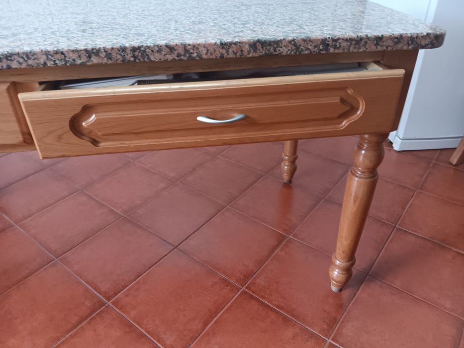 Mesa de carvalho e granito