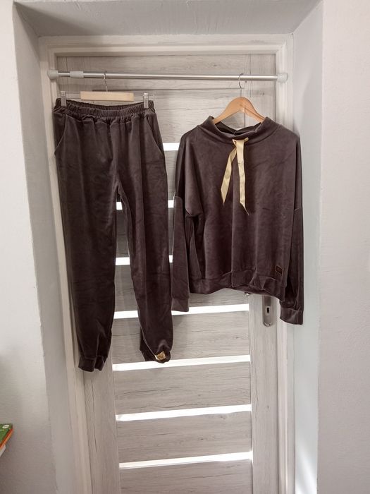 Dres z weluru z naszywką Luxury w magicznym kolorze.