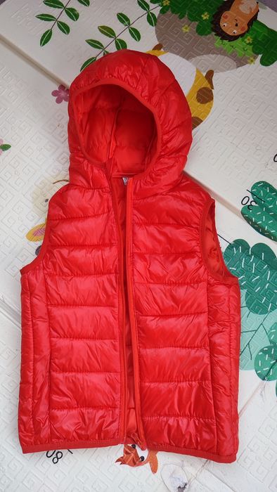 Продам жилетку осінь  безрукавку на дівчинку весна 104 110