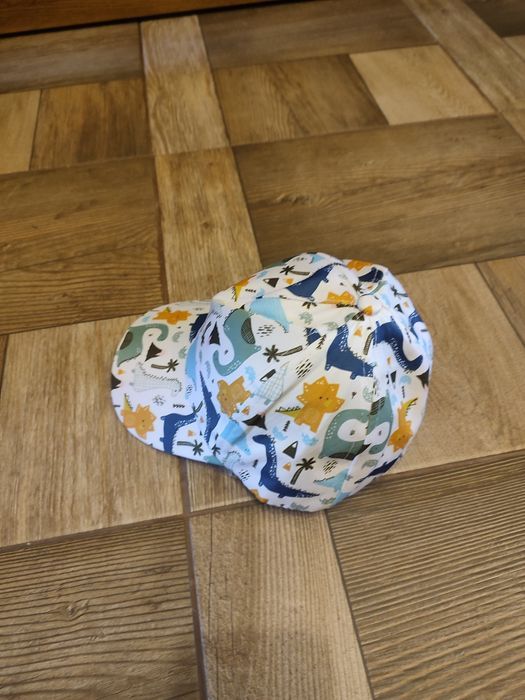 Nowa czapka z daszkiem dla dziecka Dinozaury