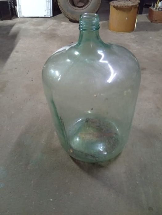 Vendo este garrafão muito bom estado antigo de 60 litros