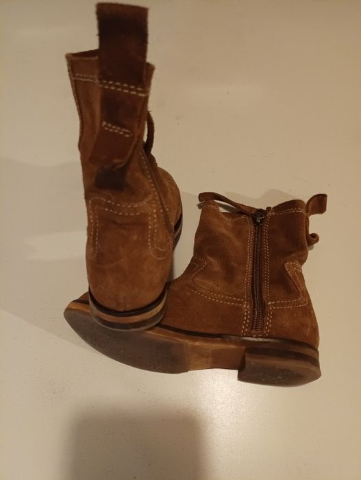 Botas de pele para criança,em castanho,de marca Zara, tamanho 28,botas praticamente novas.