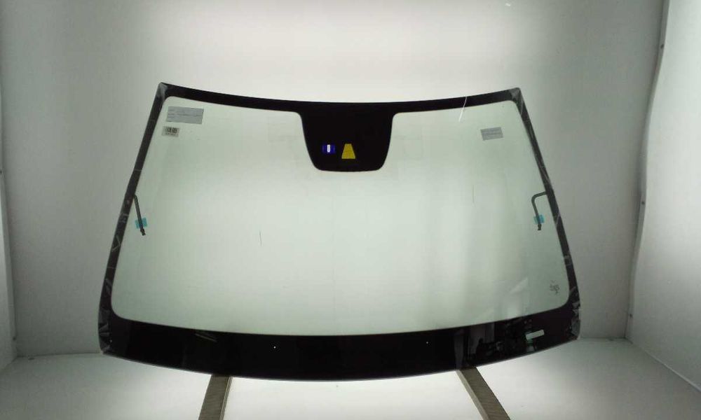 Szyba samochodowa przednia czołowa używana MERCEDES DOWÓZ