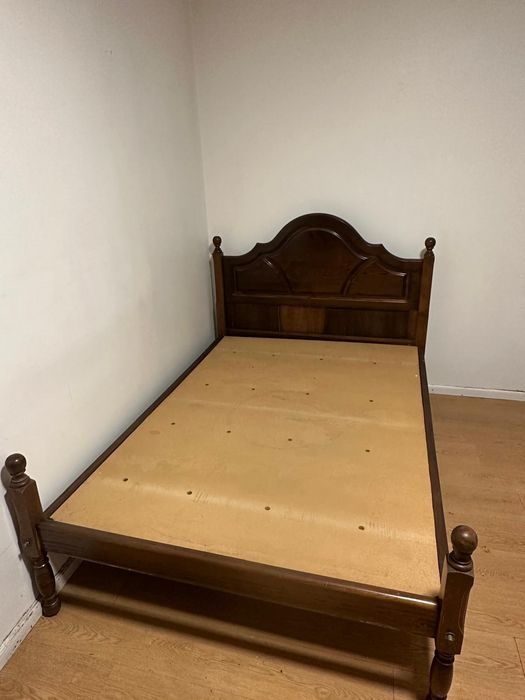Cama de madeira escura