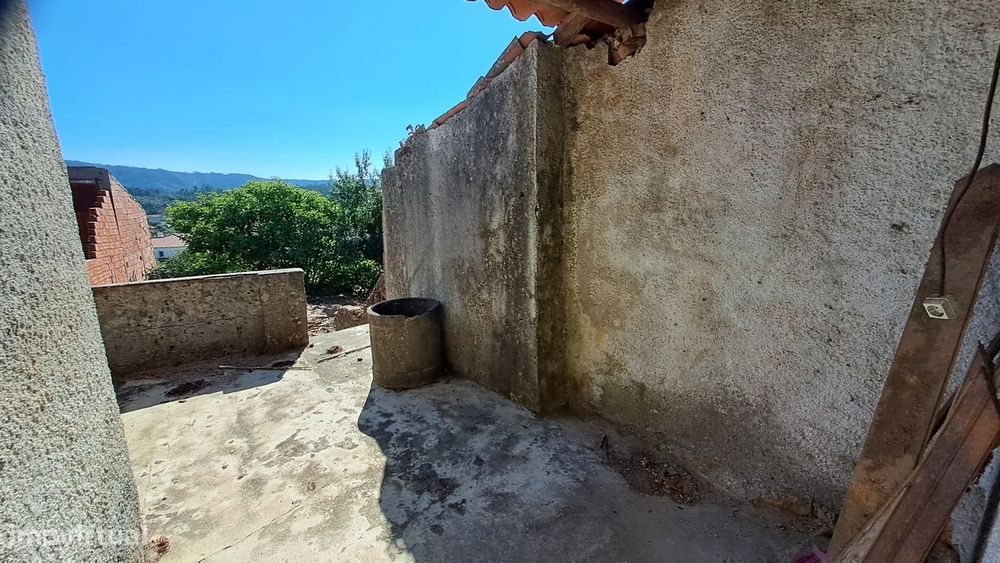 T2 Detached House for Reconstruction in the Center of Almalaguês