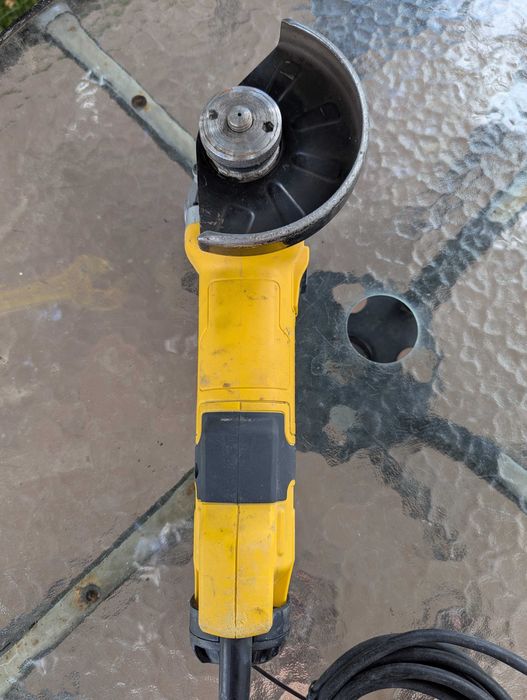 Szlifierka kątowa DeWalt DWE4257 regulacja obrotów