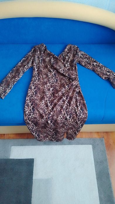 sukienka klasyczna  w leoparda