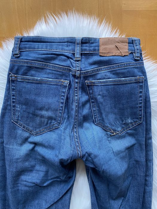 Spodnie damskie jeansowe pull&bear z dziurami skinny
