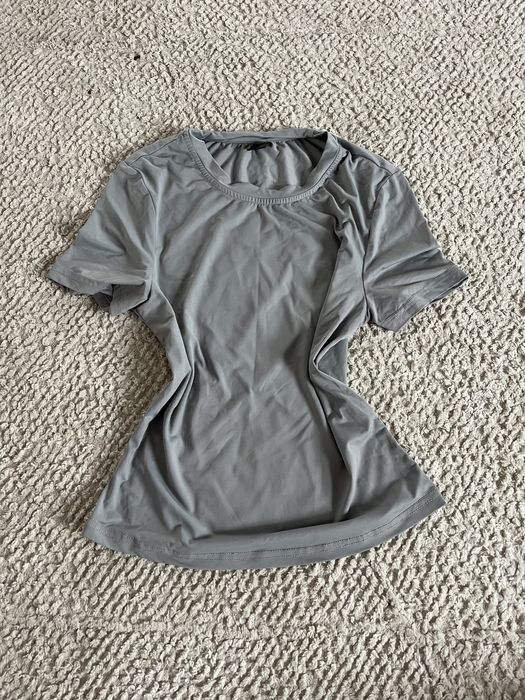 Przylegajacy szary top ala skims