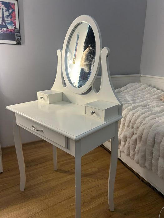 Toaletka z lustrem ruchomym