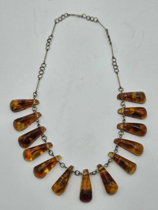 Naszyjnik bursztynowy na srebrnym łańcuszku biżuteria vintage PRL