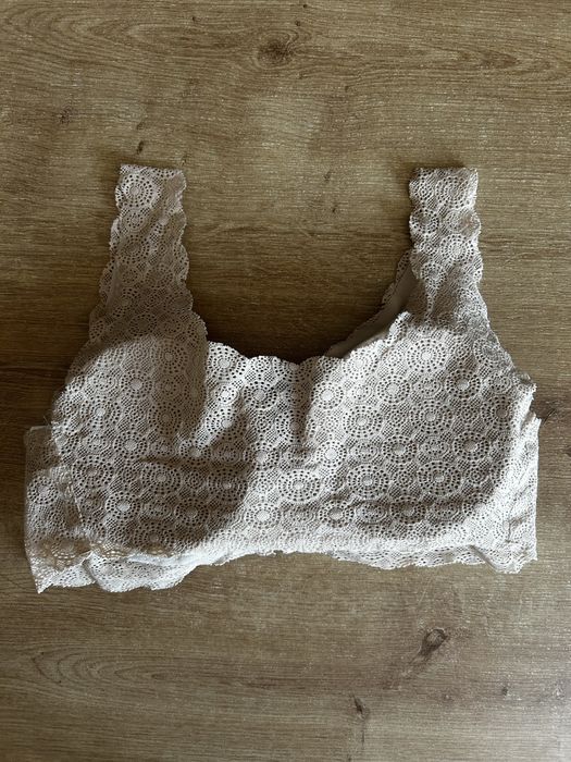 Koronkowy biustonosz w kolorze nude
