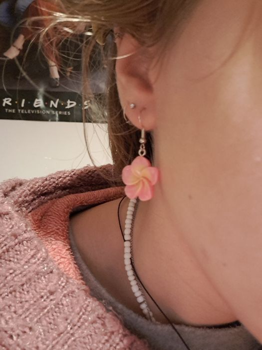 Brincos Flor de Plumeria – Um Toque de Doçura e Rosa