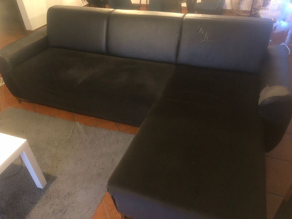 Sofá preto em pele sintética