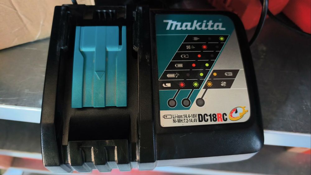 Makitka dwie baterie i ladowarka jak nowe