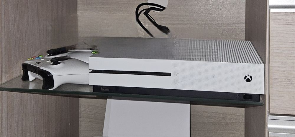 Xbox one s 1Tb + pad