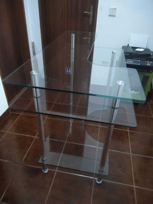 Balcão de receção em vidro