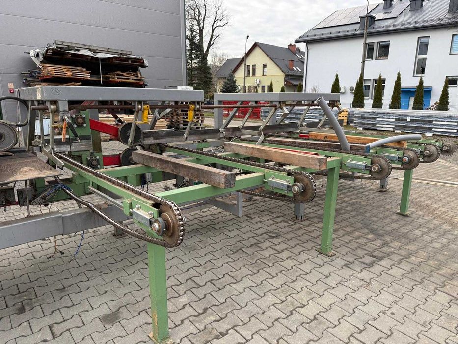 Podajnik do strugarki czterostronnej z napędem hydraulicznym