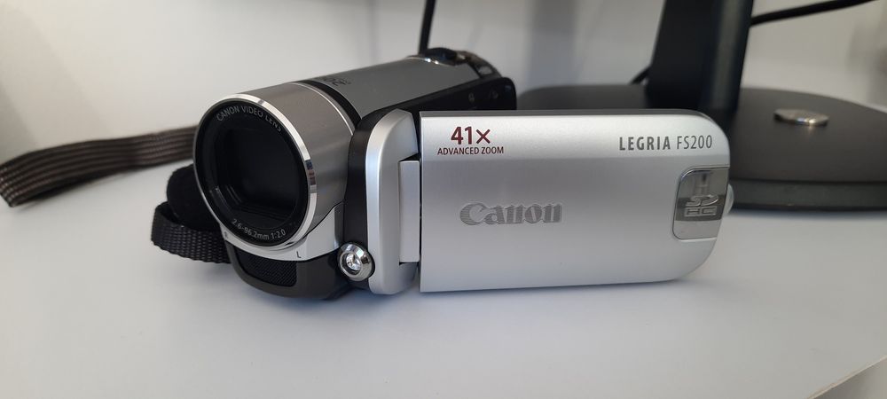 Камера Canon Legria FS200