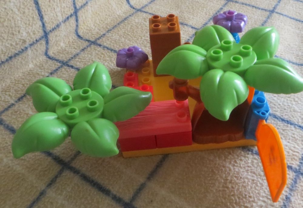 Balde com tampa de Legos grandes, constituído por 22 peças