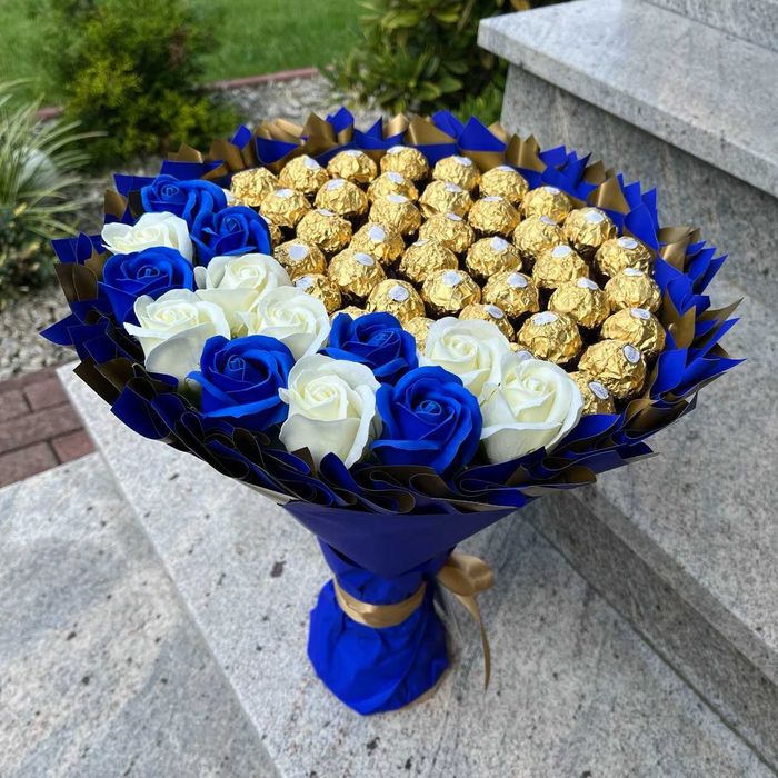 Bukiet Ferrero Rocher i róże. Idealny prezent na ślub lub inne okazje