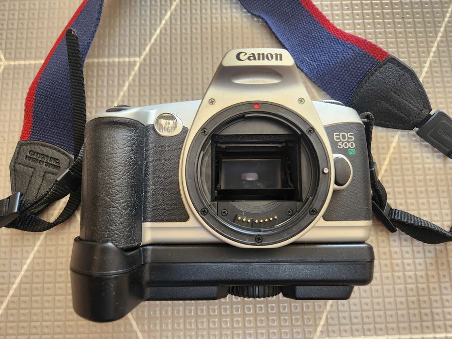 Canon EOS 500N — SLR Película 35mm + Battery Grip + Correia