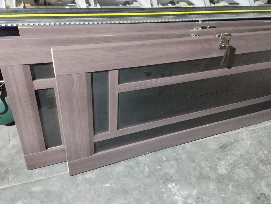 Двері з петлями з ручками