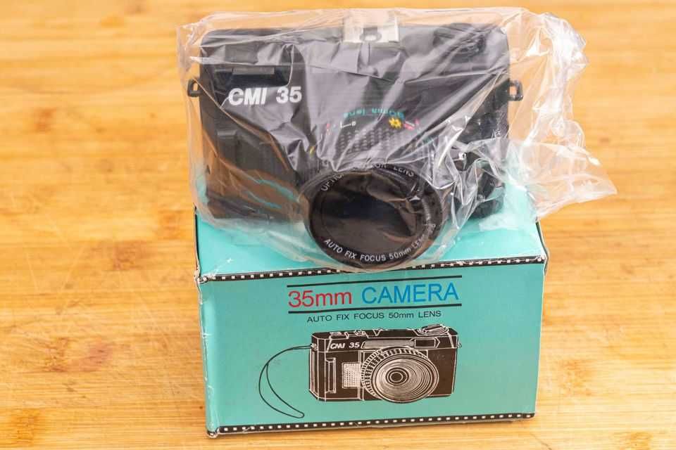 Maquina fotográfica de película de 35mm, marca CMI 35.